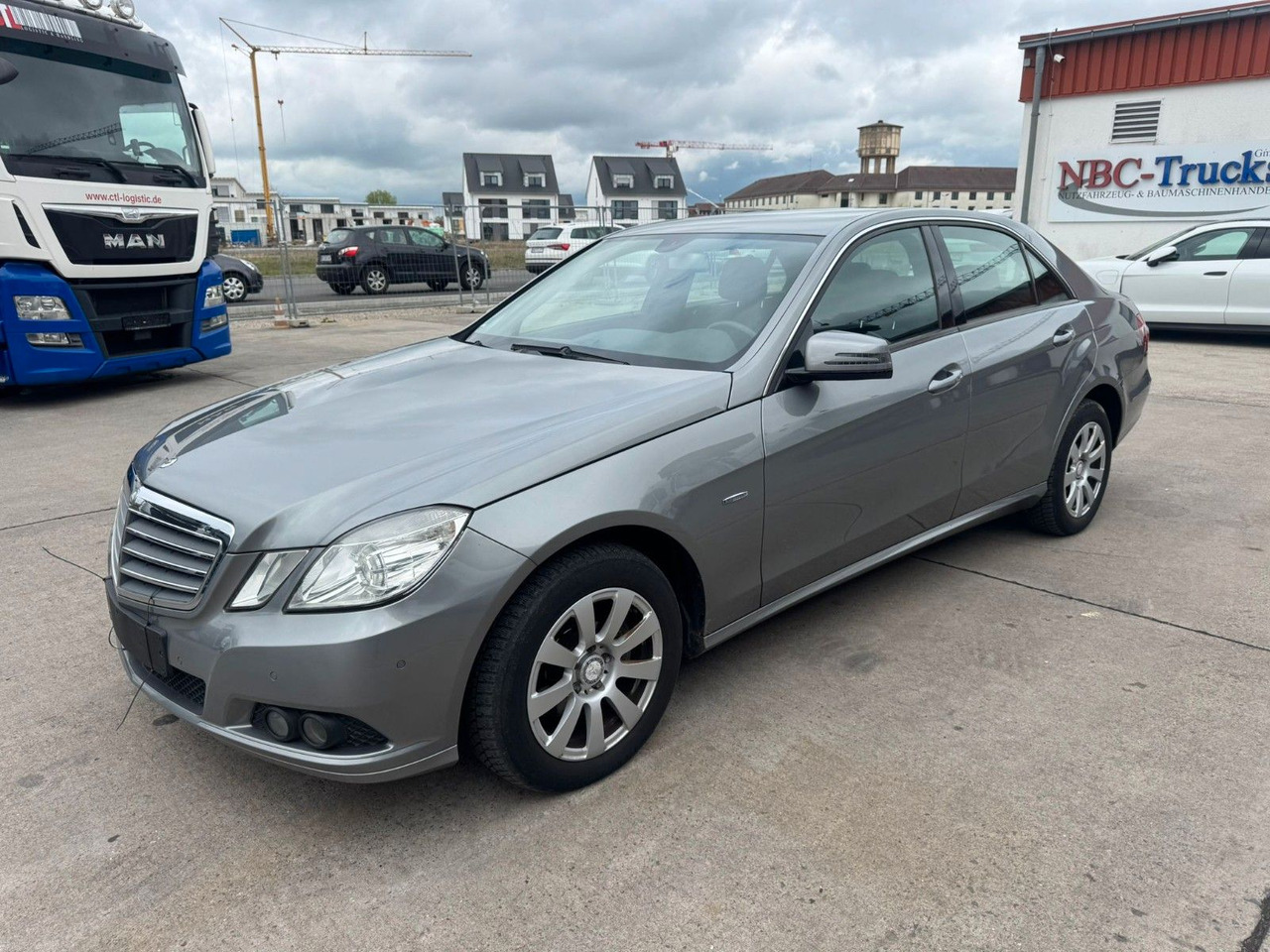 Mercedes-Benz E 200 CGI * PDC VORNE UND HINTEN * 2. HAND * - Limuzina: slika 1 Mercedes-Benz E 200 CGI * PDC VORNE UND HINTEN * 2. HAND * - Limuzina: slika 1
