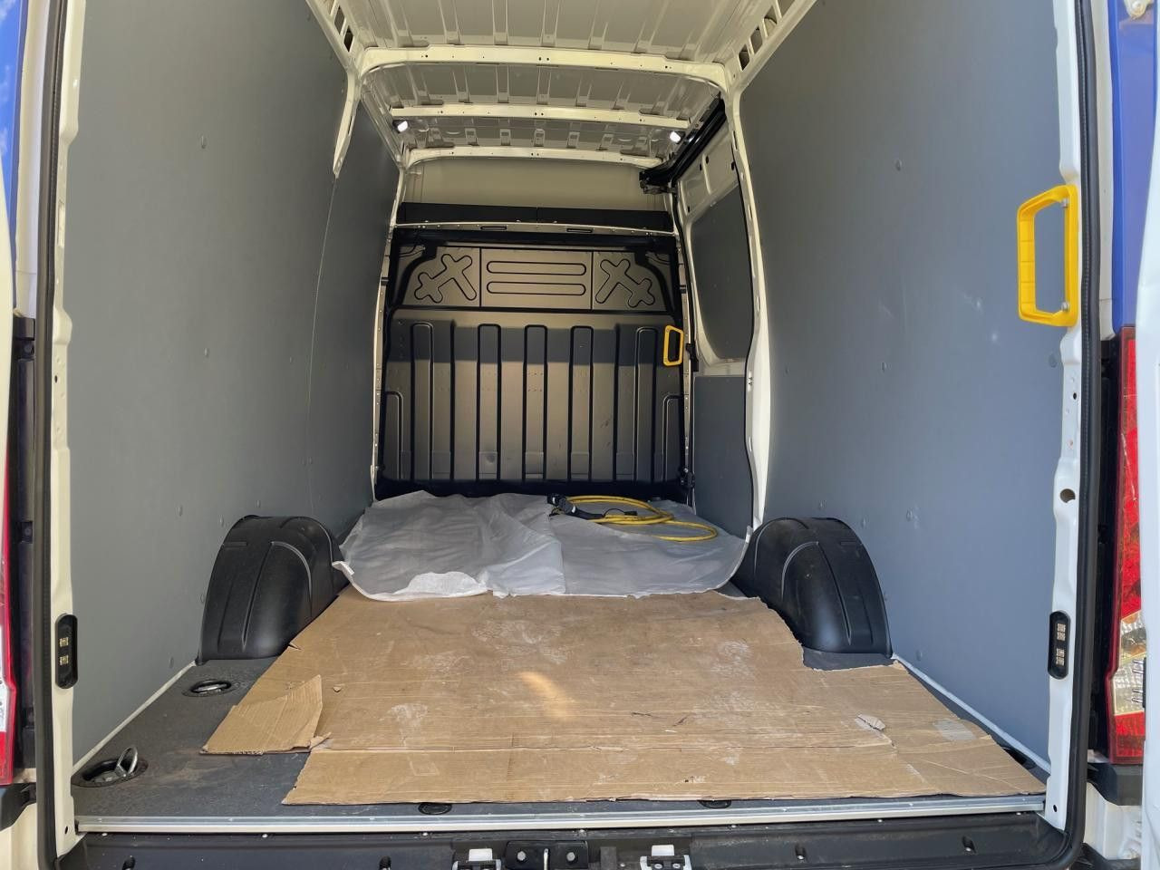 Iveco 35S14 E (eDaily) Klima AHK ZV - Furgon, Električno dostavno vozilo: slika 5 Iveco 35S14 E (eDaily) Klima AHK ZV - Furgon, Električno dostavno vozilo: slika 5