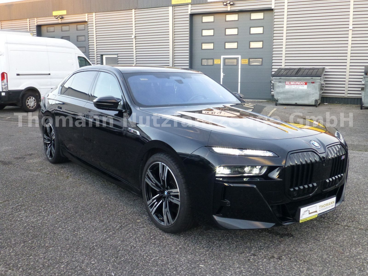 BMW M760 7 M760 e xDrive Cinema Sky Lounge 2x 21 Zol - Limuzina: slika 4 BMW M760 7 M760 e xDrive Cinema Sky Lounge 2x 21 Zol - Limuzina: slika 4