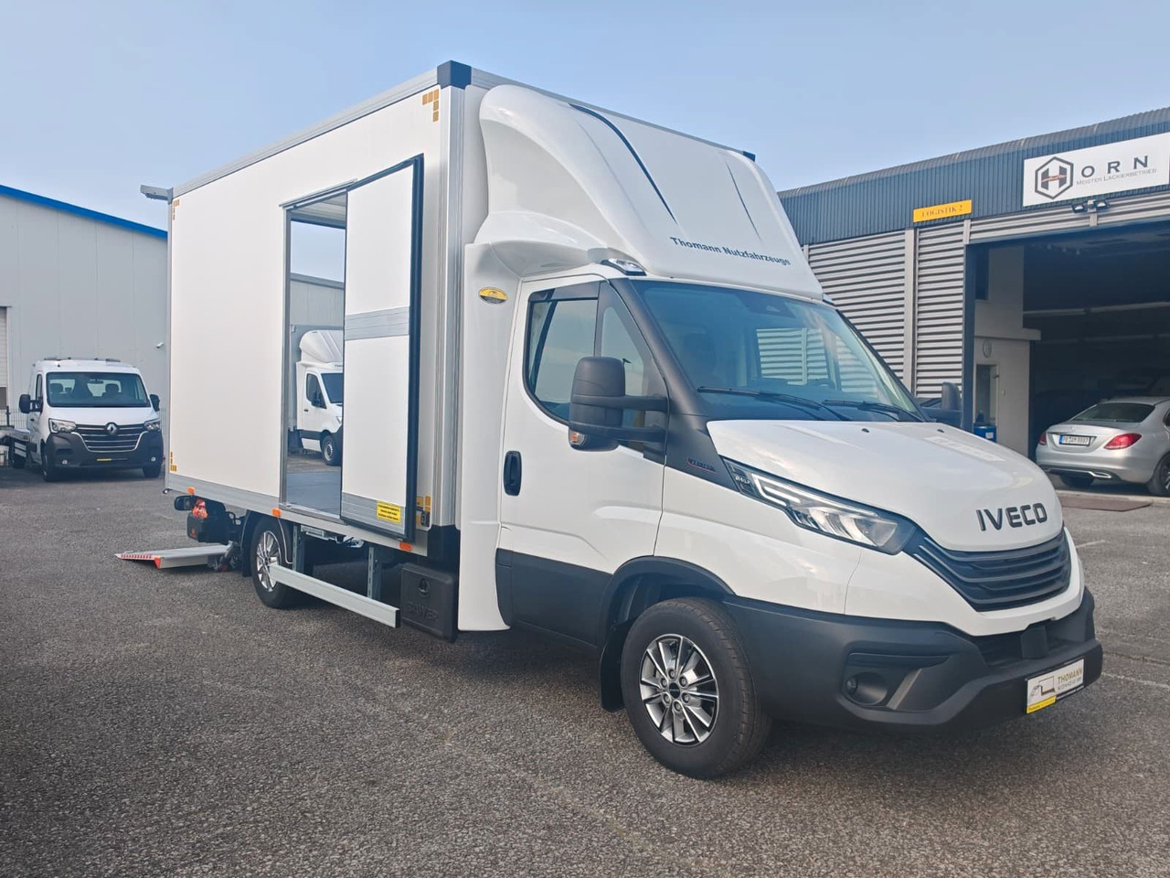 Iveco Daily 35S18 Koffer + LBW Navi/ACC Tempomat - Dostavno vozilo sa zatvorenim sandukom: slika 1 Iveco Daily 35S18 Koffer + LBW Navi/ACC Tempomat - Dostavno vozilo sa zatvorenim sandukom: slika 1