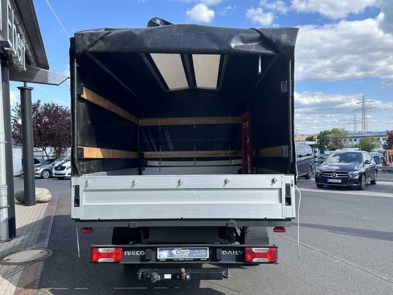 Iveco Daily 35S14 Pritsche+Plane *AHK*Ladekran*7-Sitze - Dostavno vozilo sa ceradom: slika 4 Iveco Daily 35S14 Pritsche+Plane *AHK*Ladekran*7-Sitze - Dostavno vozilo sa ceradom: slika 4