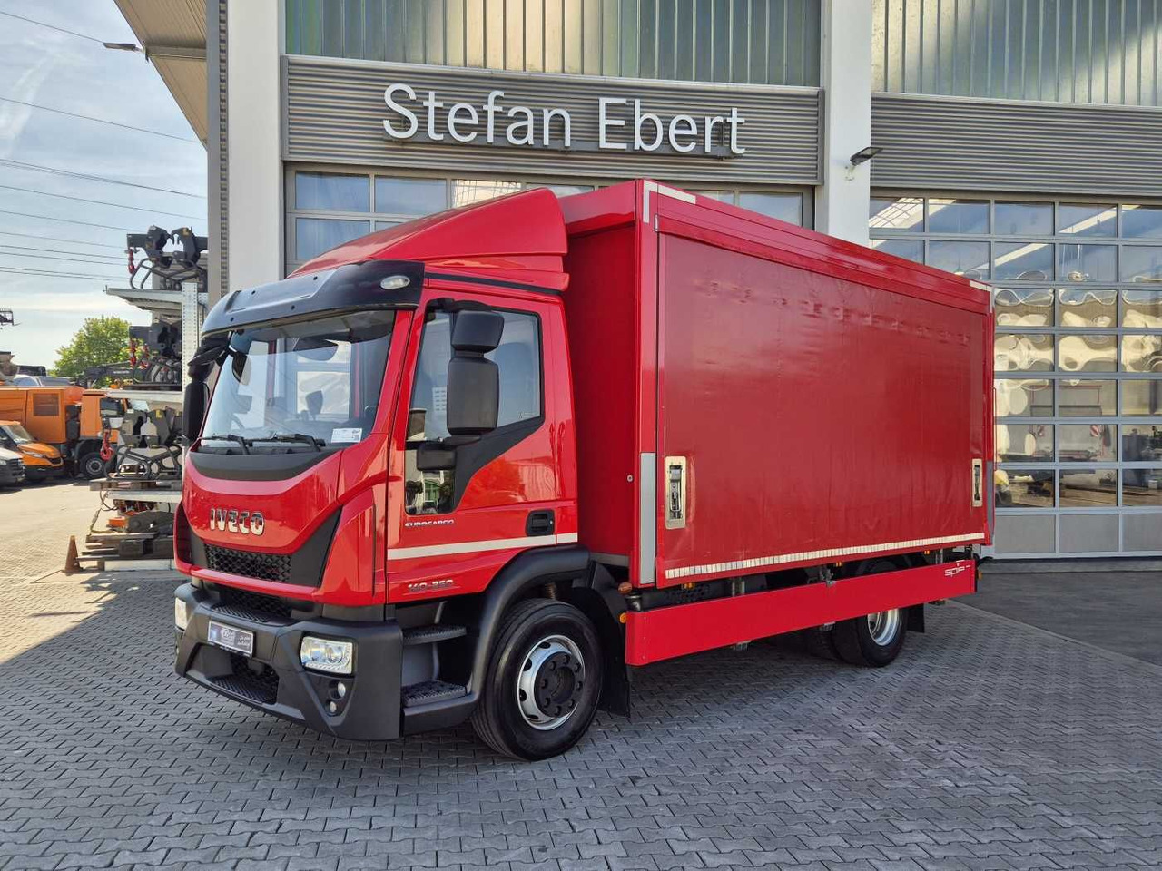 Iveco Eurocargo ML140E25/P Schiebeplanen LBW 1.500kg - Kamion za prevoz boca: slika 1 Iveco Eurocargo ML140E25/P Schiebeplanen LBW 1.500kg - Kamion za prevoz boca: slika 1