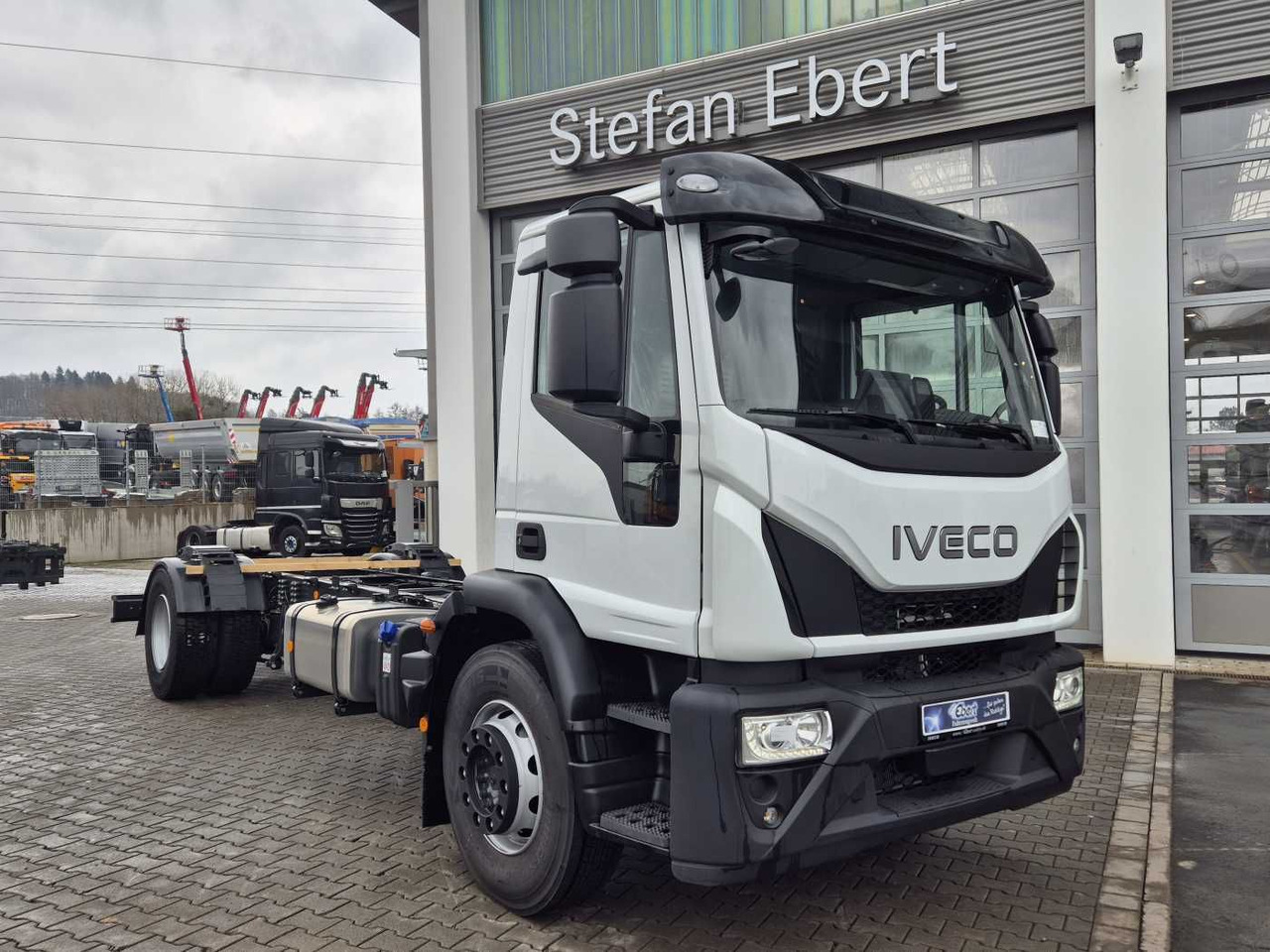 Iveco Eurocargo ML180E28/P 4x2 ZF-Automatik 8AP 3Stück - Kamion sa golom šasijom i zatvorenom kabinom: slika 2 Iveco Eurocargo ML180E28/P 4x2 ZF-Automatik 8AP 3Stück - Kamion sa golom šasijom i zatvorenom kabinom: slika 2