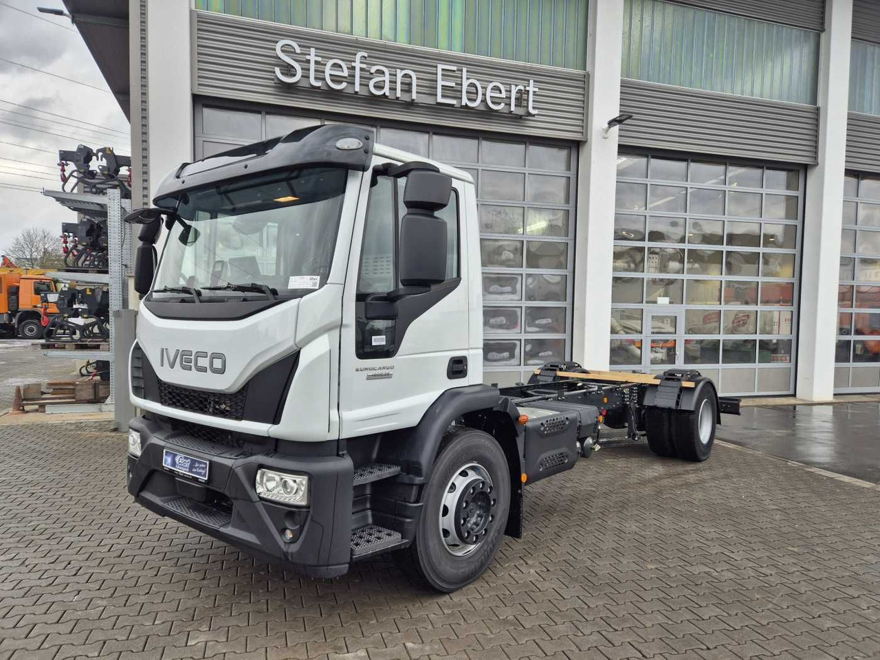 Iveco Eurocargo ML180E28/P 4x2 ZF-Automatik 8AP 3Stück - Kamion sa golom šasijom i zatvorenom kabinom: slika 1 Iveco Eurocargo ML180E28/P 4x2 ZF-Automatik 8AP 3Stück - Kamion sa golom šasijom i zatvorenom kabinom: slika 1