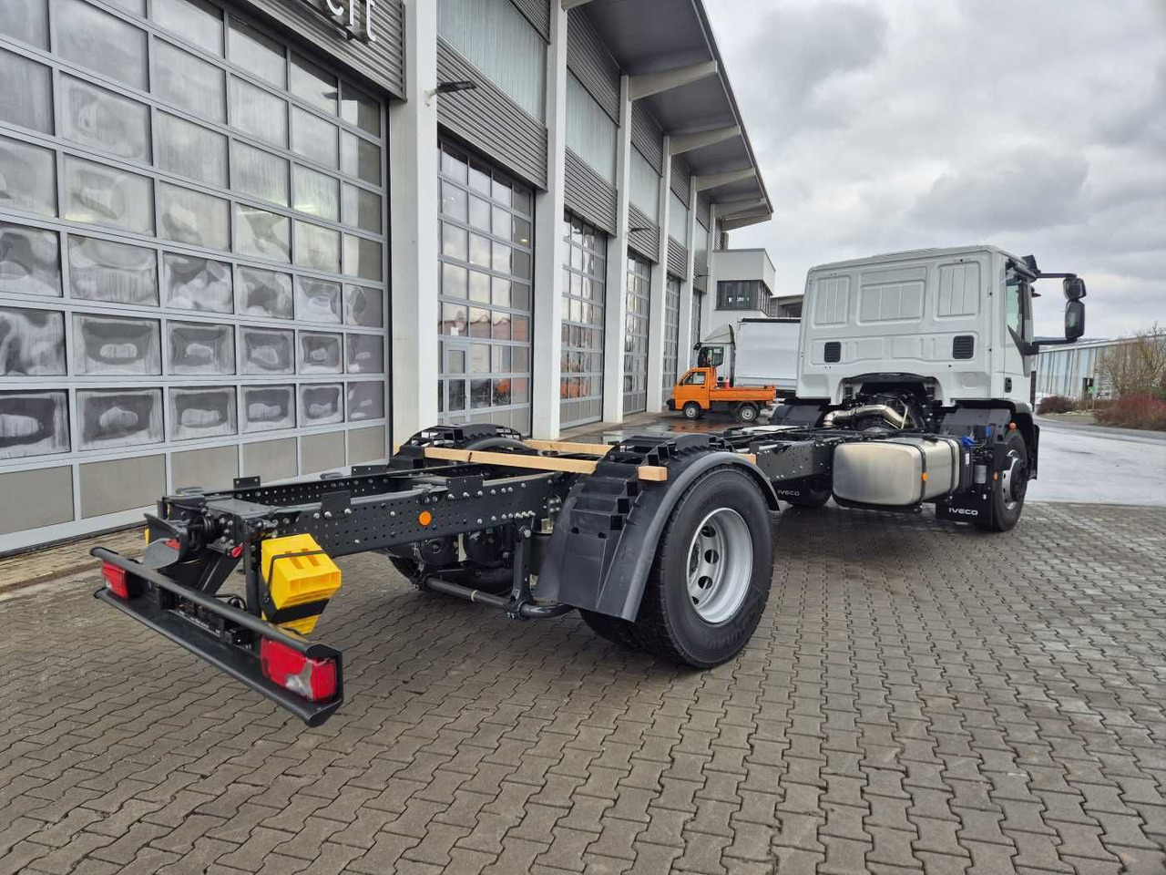 Kamion sa golom šasijom i zatvorenom kabinom novi Iveco Eurocargo ML180E28/P 4x2 ZF-Automatik 8AP 3Stück: slika 9
