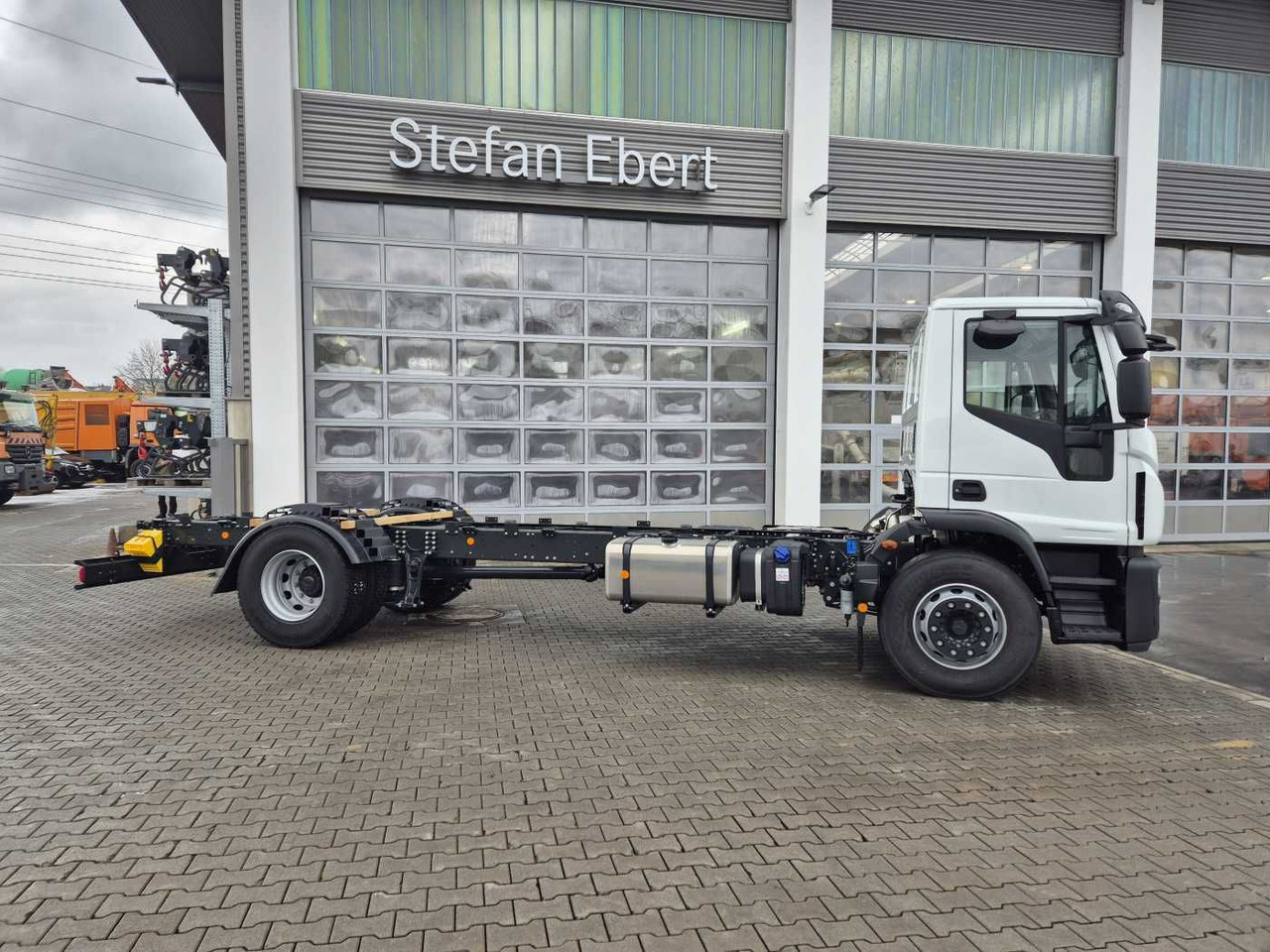 Kamion sa golom šasijom i zatvorenom kabinom novi Iveco Eurocargo ML180E28/P 4x2 ZF-Automatik 8AP 3Stück: slika 6