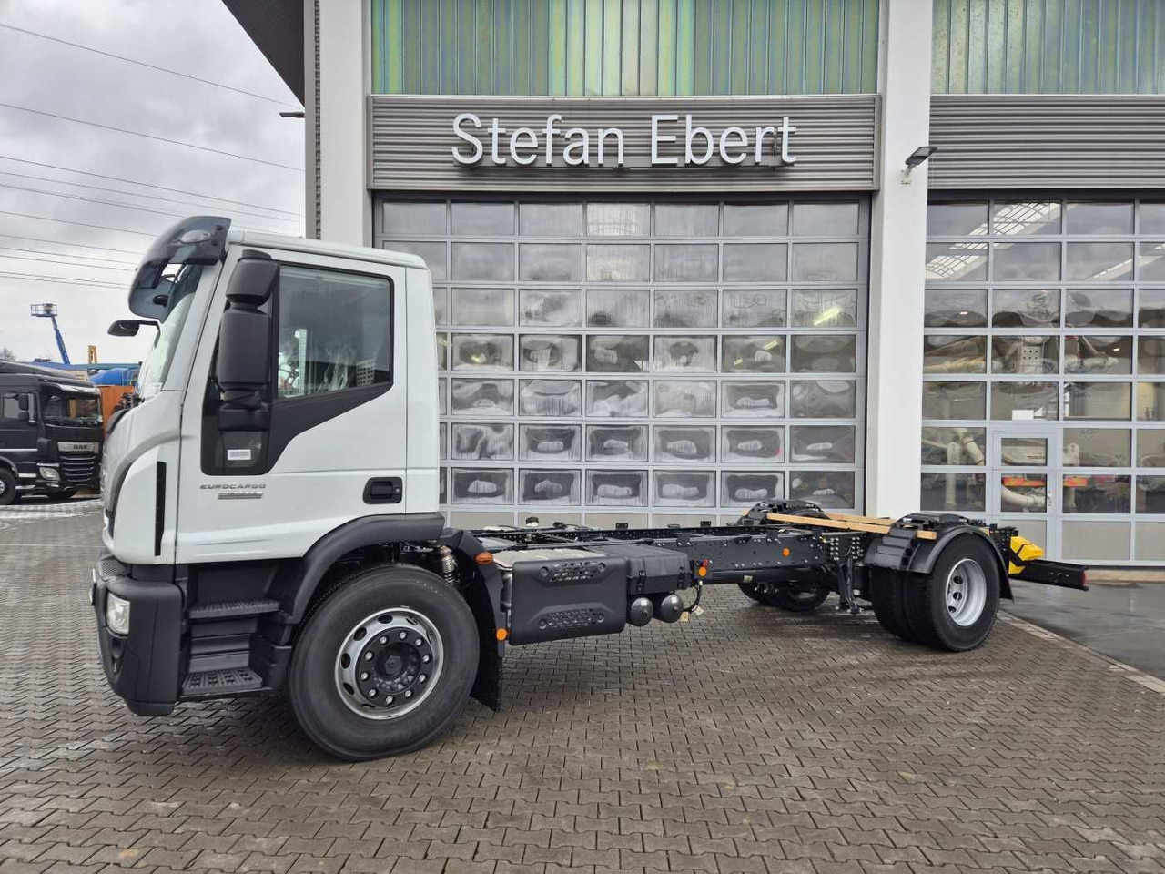 Iveco Eurocargo ML180E28/P 4x2 ZF-Automatik 8AP 3Stück - Kamion sa golom šasijom i zatvorenom kabinom: slika 3 Iveco Eurocargo ML180E28/P 4x2 ZF-Automatik 8AP 3Stück - Kamion sa golom šasijom i zatvorenom kabinom: slika 3