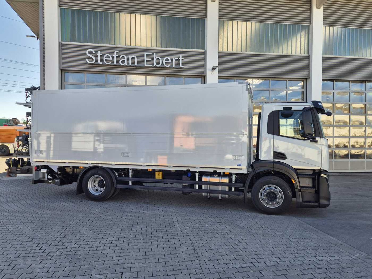 Iveco S-Way AD190S40/FP Böse Schwenkwand LBW 2x AHK - Kamion za prevoz boca: slika 4 Iveco S-Way AD190S40/FP Böse Schwenkwand LBW 2x AHK - Kamion za prevoz boca: slika 4