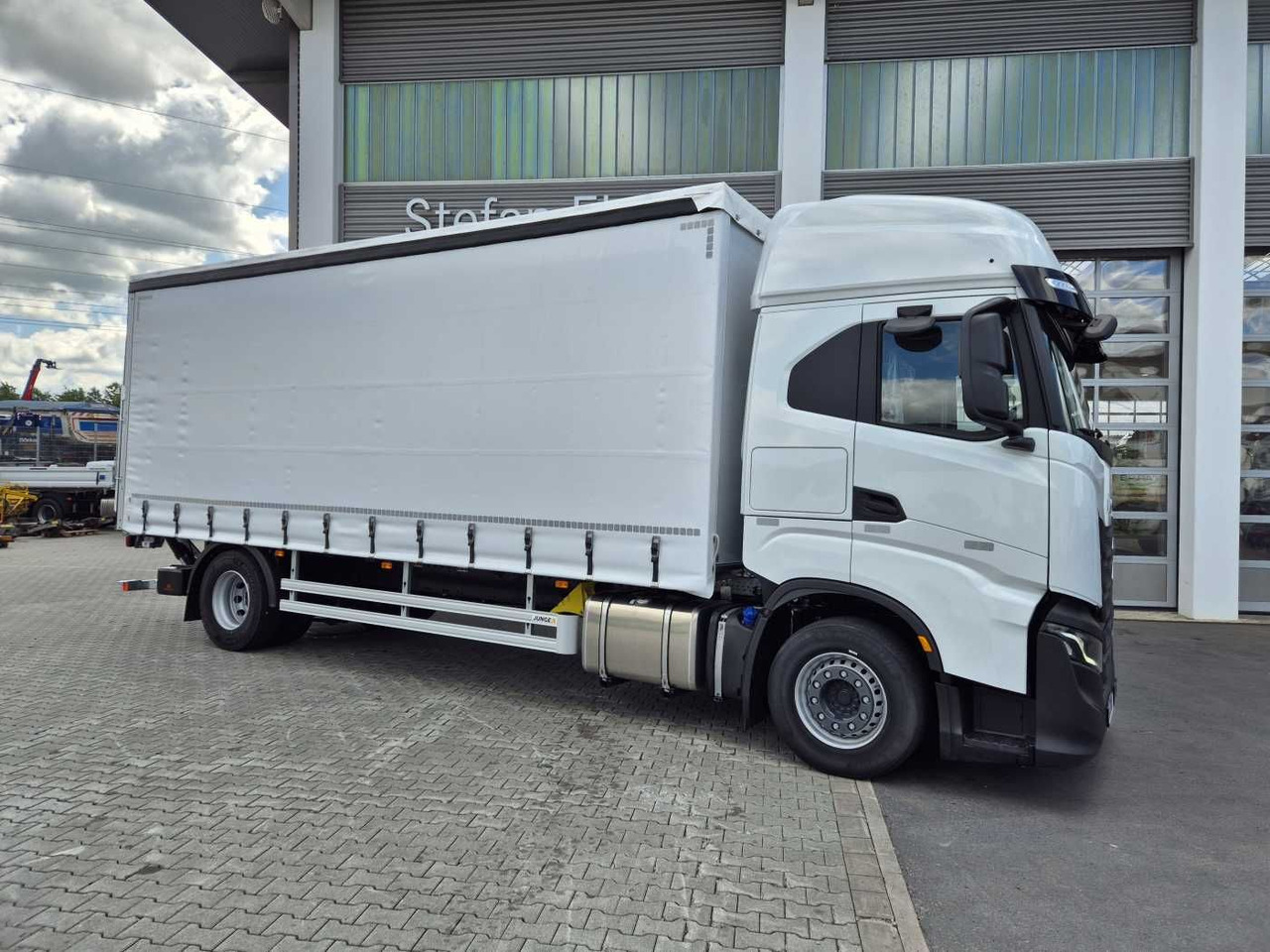 Iveco S-Way AS190S42/P Schiebeplanen LBW 2.000kg AHK - Kamion sa ceradom: slika 2 Iveco S-Way AS190S42/P Schiebeplanen LBW 2.000kg AHK - Kamion sa ceradom: slika 2