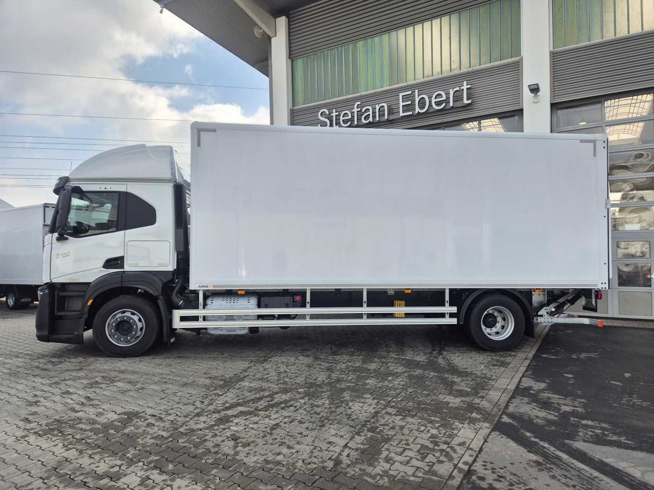 Iveco S Way AT190S40/P LBW Tür AHK Navi Bett - Kamion sa zatvorenim sandukom: slika 4 Iveco S Way AT190S40/P LBW Tür AHK Navi Bett - Kamion sa zatvorenim sandukom: slika 4
