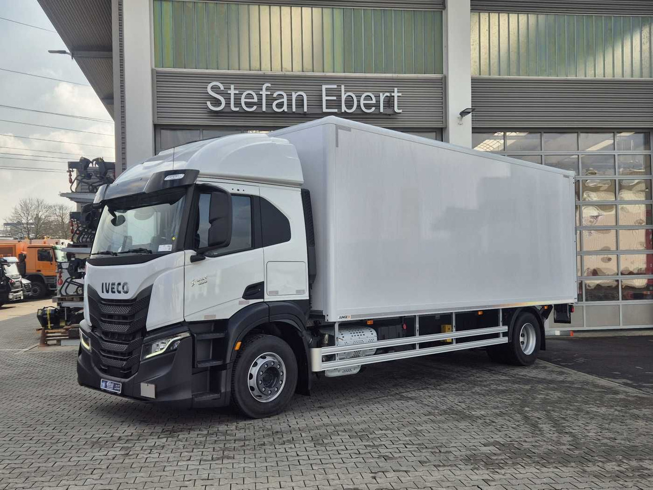 Iveco S Way AT190S40/P LBW Tür AHK Navi Bett - Kamion sa zatvorenim sandukom: slika 2 Iveco S Way AT190S40/P LBW Tür AHK Navi Bett - Kamion sa zatvorenim sandukom: slika 2