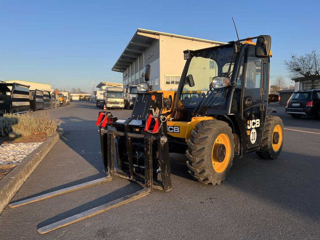 JCB 514-40 / nur 108h / 2023 / Eigengewicht: 2.700kg - Teleskopski upravljač: slika 1 JCB 514-40 / nur 108h / 2023 / Eigengewicht: 2.700kg - Teleskopski upravljač: slika 1