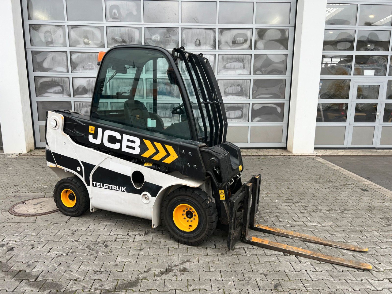 JCB TLT 30D 2WD / nur 1.948h! - Teleskopski upravljač: slika 2 JCB TLT 30D 2WD / nur 1.948h! - Teleskopski upravljač: slika 2
