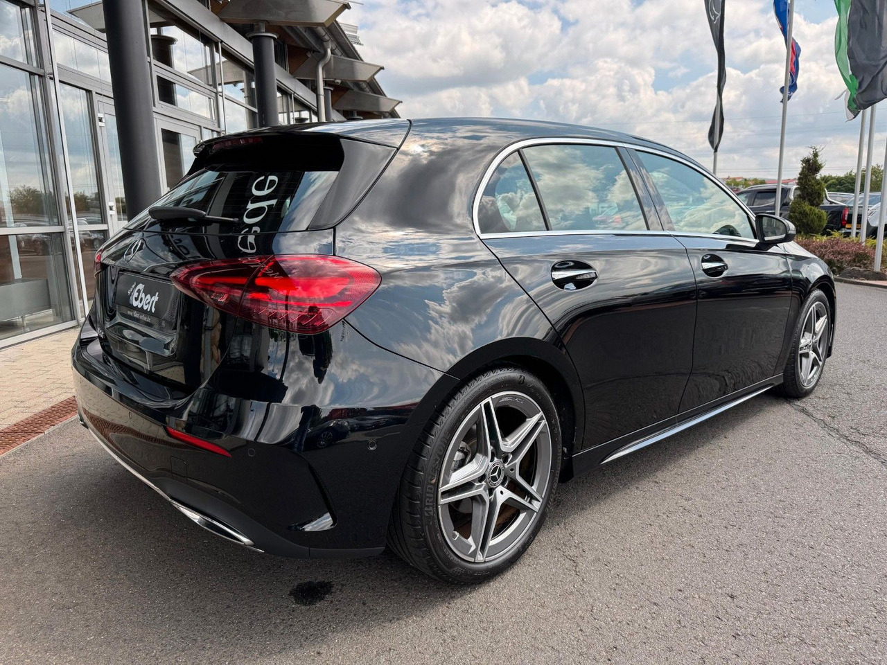 Mercedes-Benz A 180 AMG+Pano+Distr+RFK+Ambiente - Karavan: slika 4 Mercedes-Benz A 180 AMG+Pano+Distr+RFK+Ambiente - Karavan: slika 4