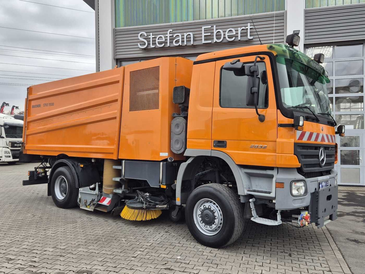 Mercedes-Benz Actros 2032 A 4x4 Bucher STKF 9500 Airport 30x - Autočistilica: slika 4 Mercedes-Benz Actros 2032 A 4x4 Bucher STKF 9500 Airport 30x - Autočistilica: slika 4