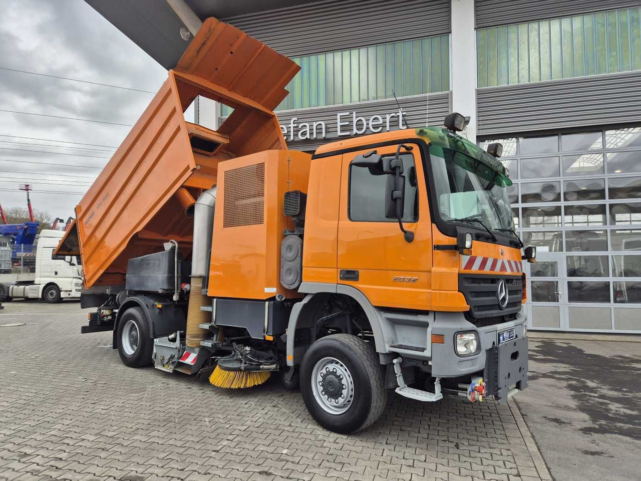 Mercedes-Benz Actros 2032 A 4x4 Bucher STKF 9500 Airport 30x - Autočistilica: slika 2 Mercedes-Benz Actros 2032 A 4x4 Bucher STKF 9500 Airport 30x - Autočistilica: slika 2