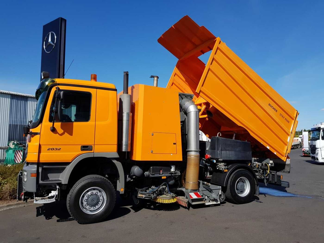 Mercedes-Benz Actros 2032 A 4x4 Bucher STKF 9500 Airport - Autočistilica: slika 2 Mercedes-Benz Actros 2032 A 4x4 Bucher STKF 9500 Airport - Autočistilica: slika 2
