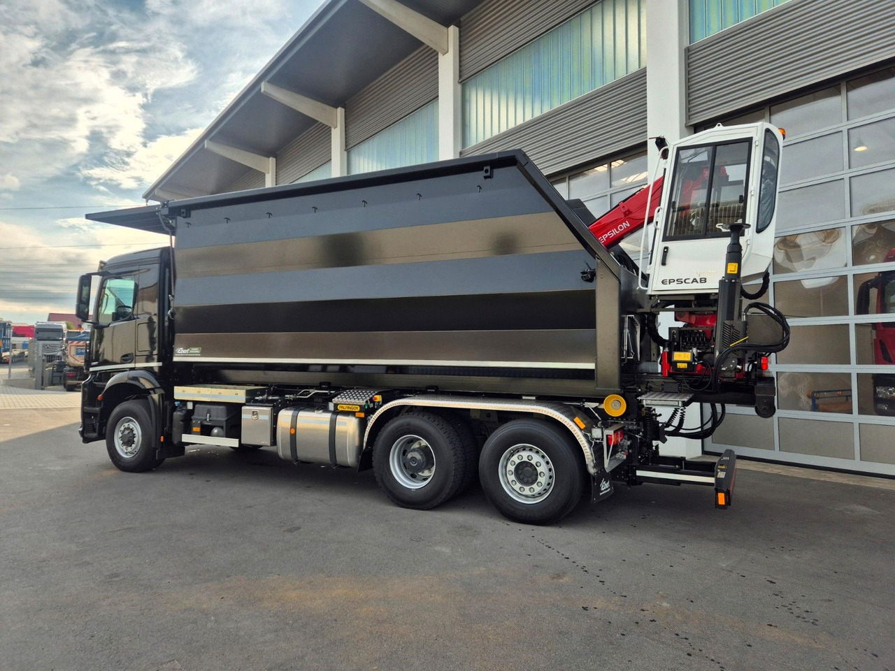 Mercedes-Benz Arocs 2751 6x2 HAD / Abroller EBERT Fällbox Q150 Mercedes-Benz Arocs 2751 6x2 HAD/ Abroller EBERT Forstbox Q150 - Kamion sa hidrauličnom kukom: slika 4 Mercedes-Benz Arocs 2751 6x2 HAD / Abroller EBERT Fällbox Q150 Mercedes-Benz Arocs 2751 6x2 HAD/ Abroller EBERT Forstbox Q150 - Kamion sa hidrauličnom kukom: slika 4