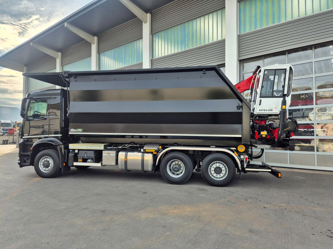 Mercedes-Benz Arocs 2751 6x2 HAD / Abroller EBERT Fällbox Q150 Mercedes-Benz Arocs 2751 6x2 HAD/ Abroller EBERT Forstbox Q150 - Kamion sa hidrauličnom kukom: slika 3 Mercedes-Benz Arocs 2751 6x2 HAD / Abroller EBERT Fällbox Q150 Mercedes-Benz Arocs 2751 6x2 HAD/ Abroller EBERT Forstbox Q150 - Kamion sa hidrauličnom kukom: slika 3