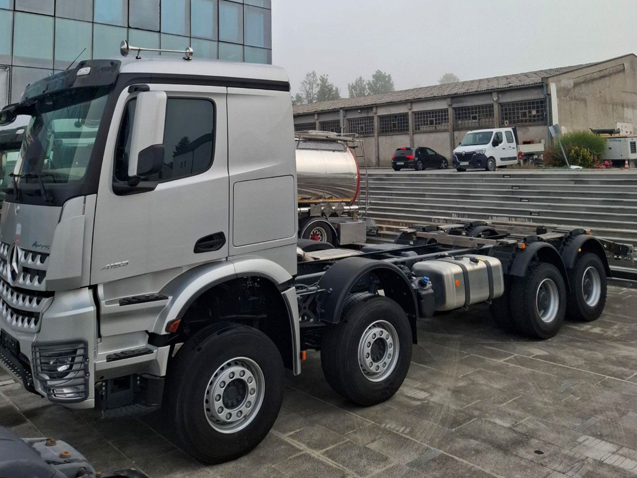 Mercedes-Benz Arocs 4153 8x4 Fahrgestell - Kamion sa golom šasijom i zatvorenom kabinom: slika 1 Mercedes-Benz Arocs 4153 8x4 Fahrgestell - Kamion sa golom šasijom i zatvorenom kabinom: slika 1