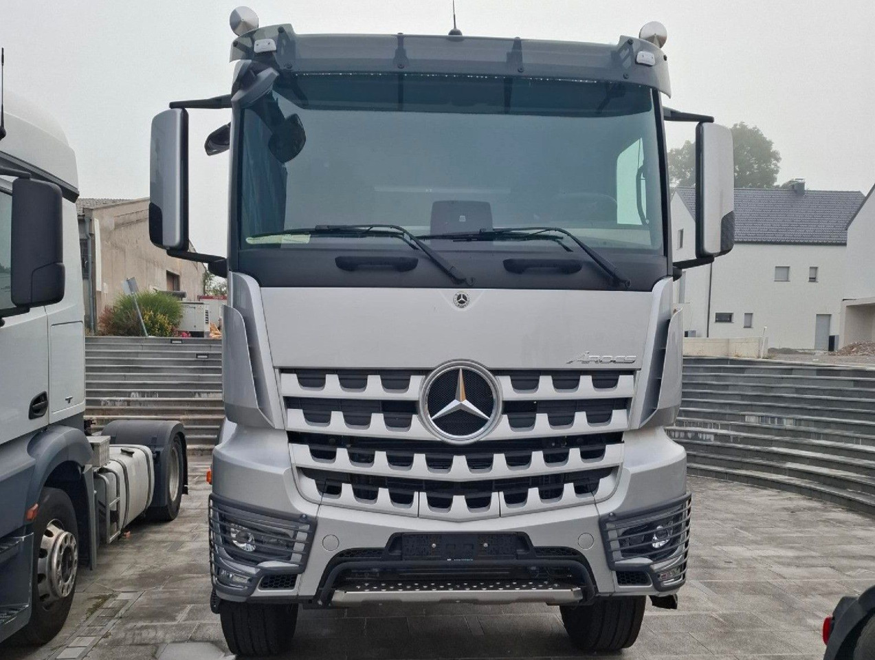 Mercedes-Benz Arocs 4153 8x4 Fahrgestell - Kamion sa golom šasijom i zatvorenom kabinom: slika 2 Mercedes-Benz Arocs 4153 8x4 Fahrgestell - Kamion sa golom šasijom i zatvorenom kabinom: slika 2