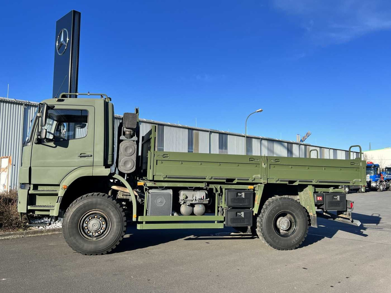 Mercedes-Benz Axor 1829 A 4x4 Pritsche - Kamion sa tovarnim sandukom: slika 4 Mercedes-Benz Axor 1829 A 4x4 Pritsche - Kamion sa tovarnim sandukom: slika 4