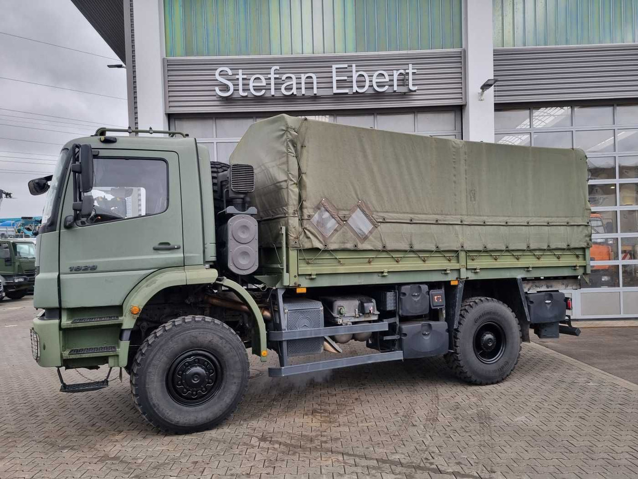 Mercedes-Benz Axor 1829 A 4x4 Pritsche/Plane 10 Stück - Kamion sa tovarnim sandukom: slika 4 Mercedes-Benz Axor 1829 A 4x4 Pritsche/Plane 10 Stück - Kamion sa tovarnim sandukom: slika 4