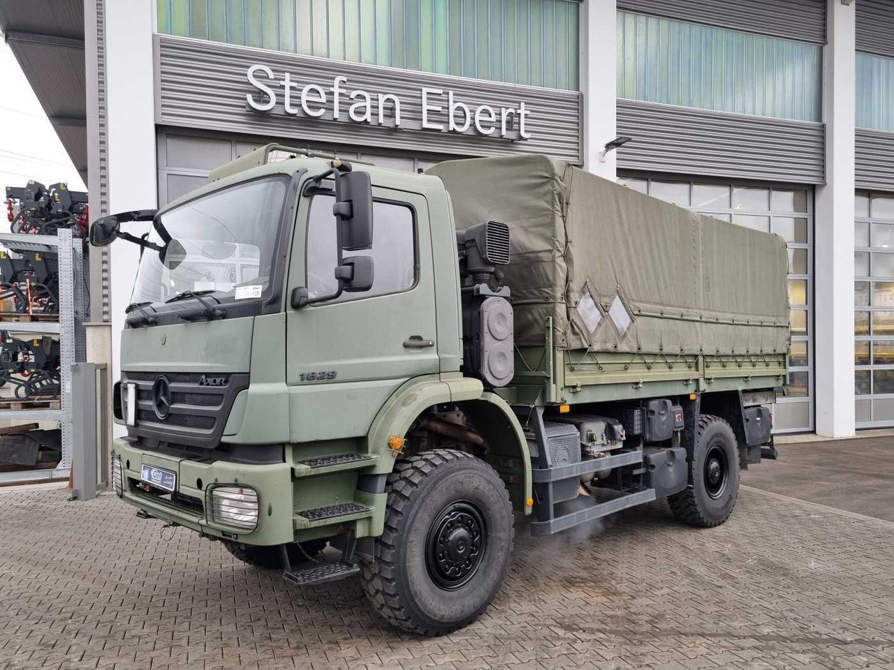 Mercedes-Benz Axor 1829 A 4x4 Pritsche/Plane 10 Stück - Kamion sa tovarnim sandukom: slika 1 Mercedes-Benz Axor 1829 A 4x4 Pritsche/Plane 10 Stück - Kamion sa tovarnim sandukom: slika 1