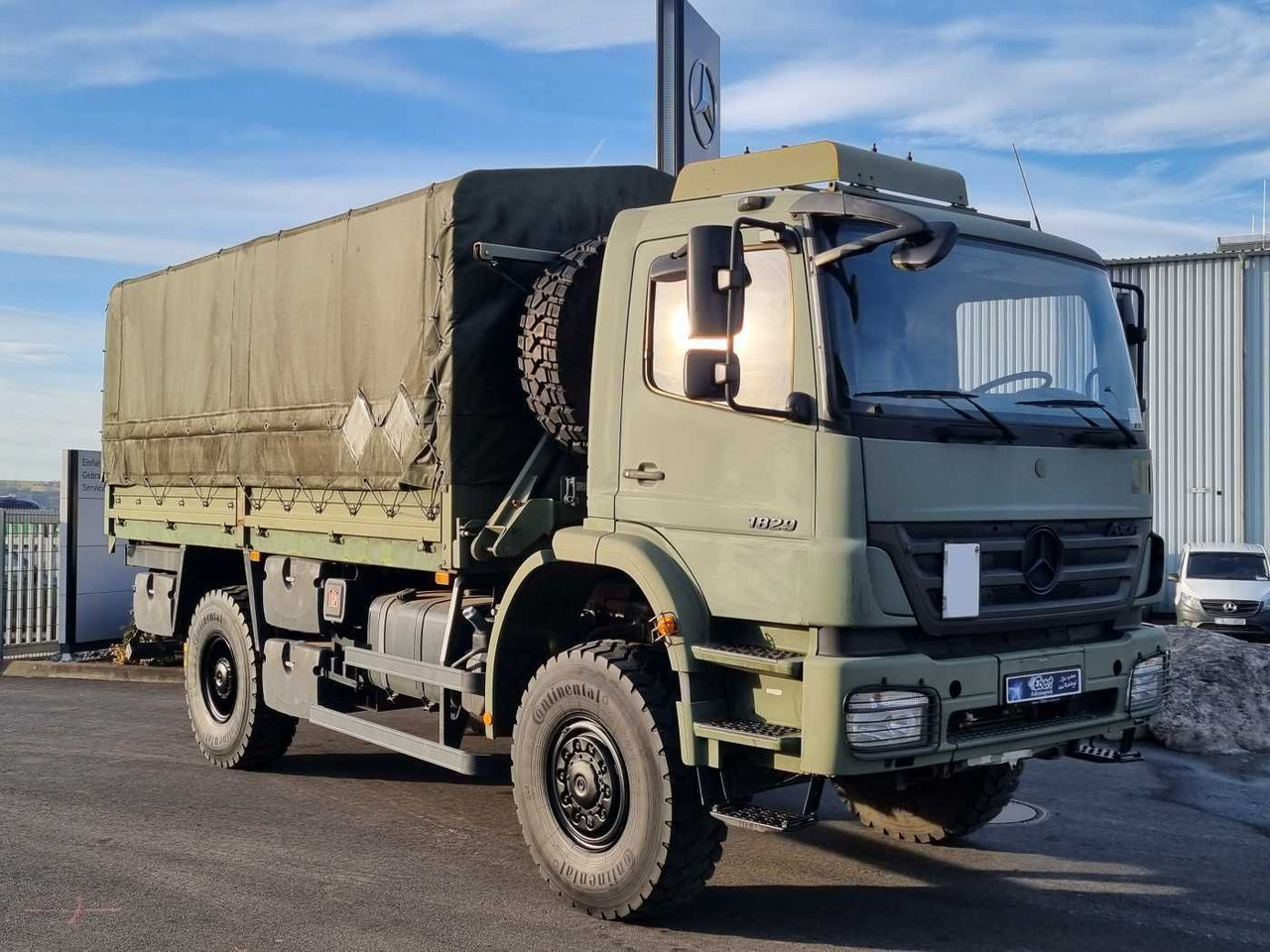 Mercedes-Benz Axor 1829 A 4x4 Pritsche/Plane 10 Stück - Kamion sa tovarnim sandukom: slika 2 Mercedes-Benz Axor 1829 A 4x4 Pritsche/Plane 10 Stück - Kamion sa tovarnim sandukom: slika 2