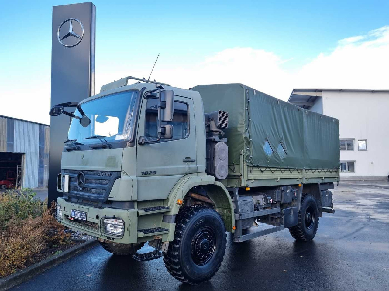 Mercedes-Benz Axor 1829 A 4x4 Pritsche/Plane 10 Stück - Kamion sa ceradom: slika 1 Mercedes-Benz Axor 1829 A 4x4 Pritsche/Plane 10 Stück - Kamion sa ceradom: slika 1