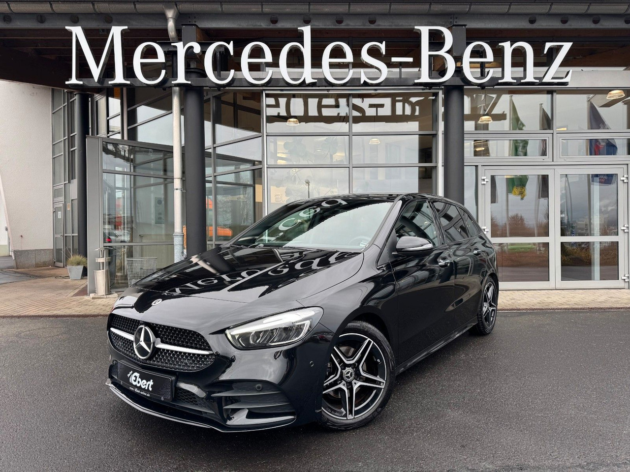 Mercedes-Benz B 200 AMG+AHK+Ambiente+RFK+MBUX+Night - Limuzina: slika 1 Mercedes-Benz B 200 AMG+AHK+Ambiente+RFK+MBUX+Night - Limuzina: slika 1