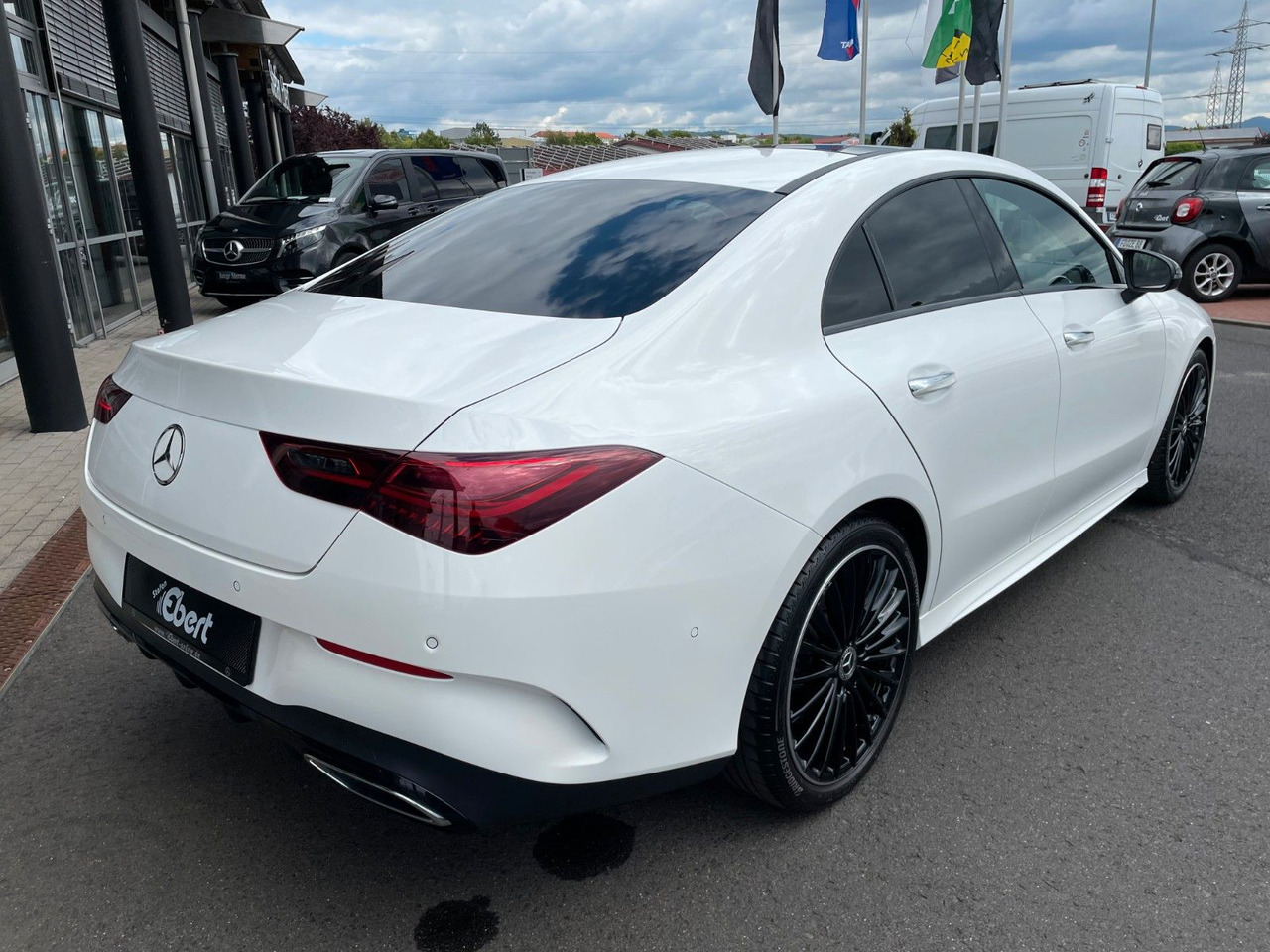 Mercedes-Benz CLA 200 AMG Pano+R-Kamera+19" - Automobil: slika 4 Mercedes-Benz CLA 200 AMG Pano+R-Kamera+19" - Automobil: slika 4