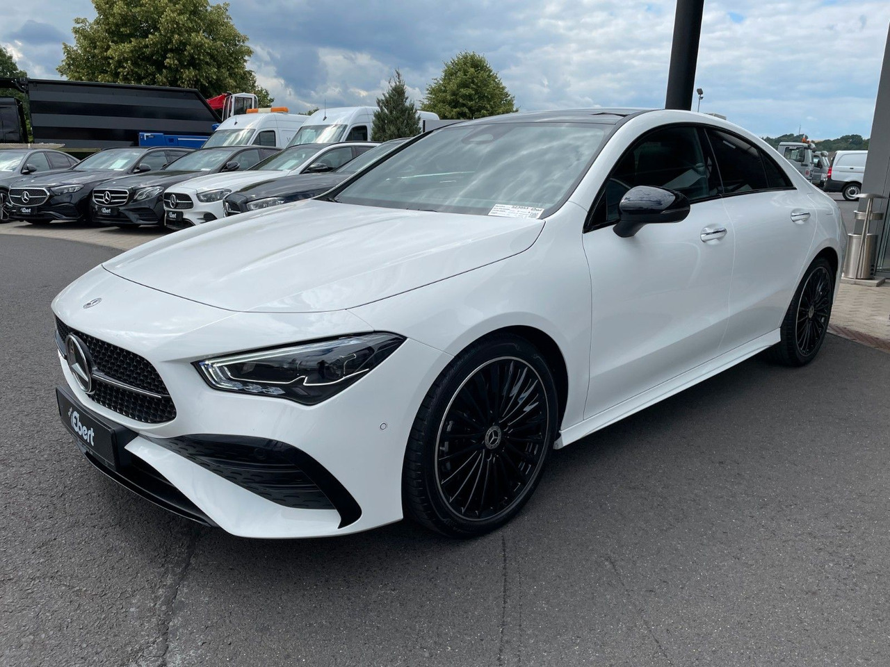 Mercedes-Benz CLA 200 AMG Pano+R-Kamera+19"+TOTW+DISTR+MULITBE - Coupe: slika 2 Mercedes-Benz CLA 200 AMG Pano+R-Kamera+19"+TOTW+DISTR+MULITBE - Coupe: slika 2
