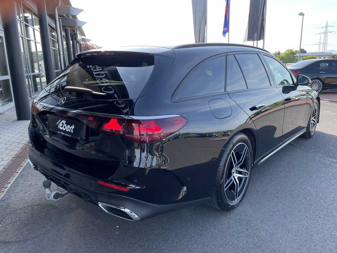 Mercedes-Benz E 220 d T AMG-Line AHK+Distr+R-Kamera +Ambiente+ - Automobil: slika 4 Mercedes-Benz E 220 d T AMG-Line AHK+Distr+R-Kamera +Ambiente+ - Automobil: slika 4