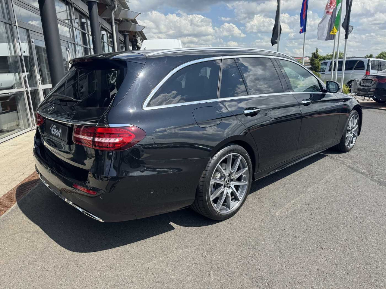 Mercedes-Benz E 220d AMG+Pano+Burm+Distr+Memory+AHK+360 - Automobil: slika 4 Mercedes-Benz E 220d AMG+Pano+Burm+Distr+Memory+AHK+360 - Automobil: slika 4