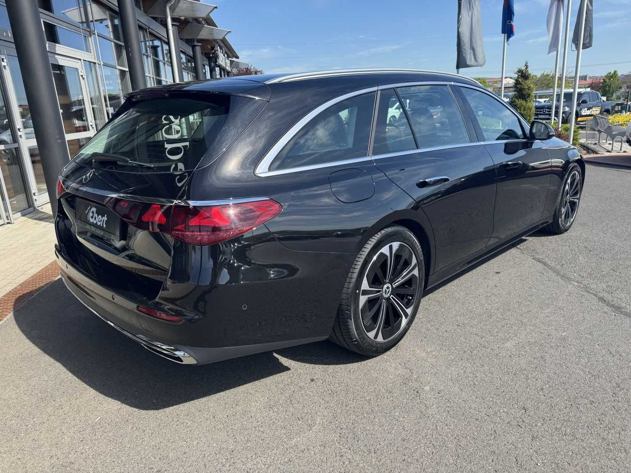 Mercedes-Benz E 220d Avantgarde+Pano+AHK+Distr+19Zoll+MBUX - Automobil: slika 4 Mercedes-Benz E 220d Avantgarde+Pano+AHK+Distr+19Zoll+MBUX - Automobil: slika 4