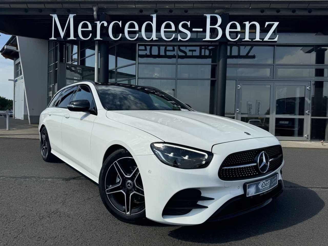 Mercedes-Benz E 220d T AMG+Pano+AHK+Night+TotW+ RKamera+Ambien - Automobil: slika 1 Mercedes-Benz E 220d T AMG+Pano+AHK+Night+TotW+ RKamera+Ambien - Automobil: slika 1
