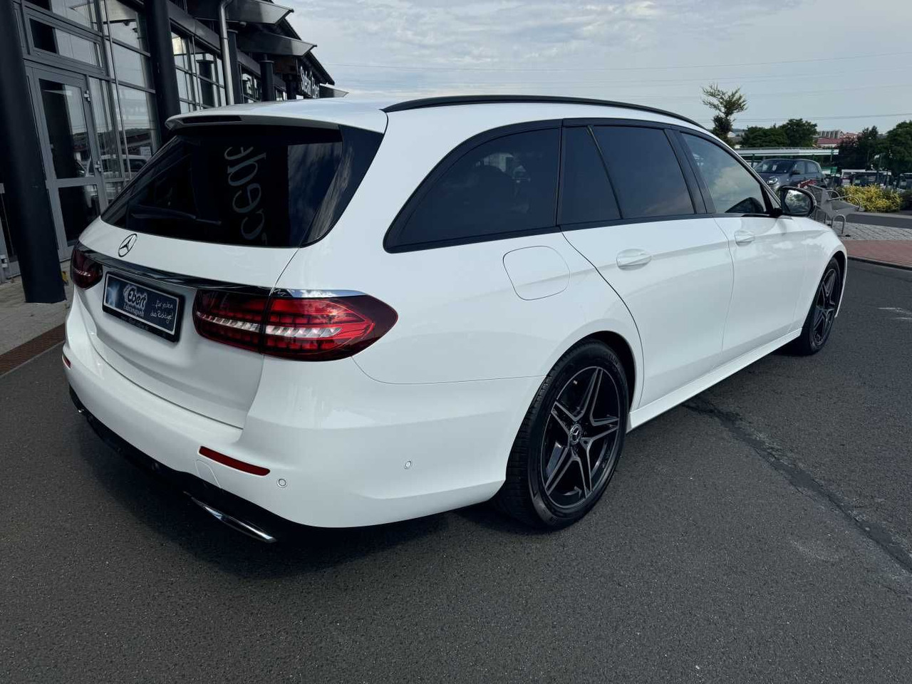 Mercedes-Benz E 220d T AMG+Pano+AHK+Night+TotW+ RKamera+Ambien - Automobil: slika 4 Mercedes-Benz E 220d T AMG+Pano+AHK+Night+TotW+ RKamera+Ambien - Automobil: slika 4