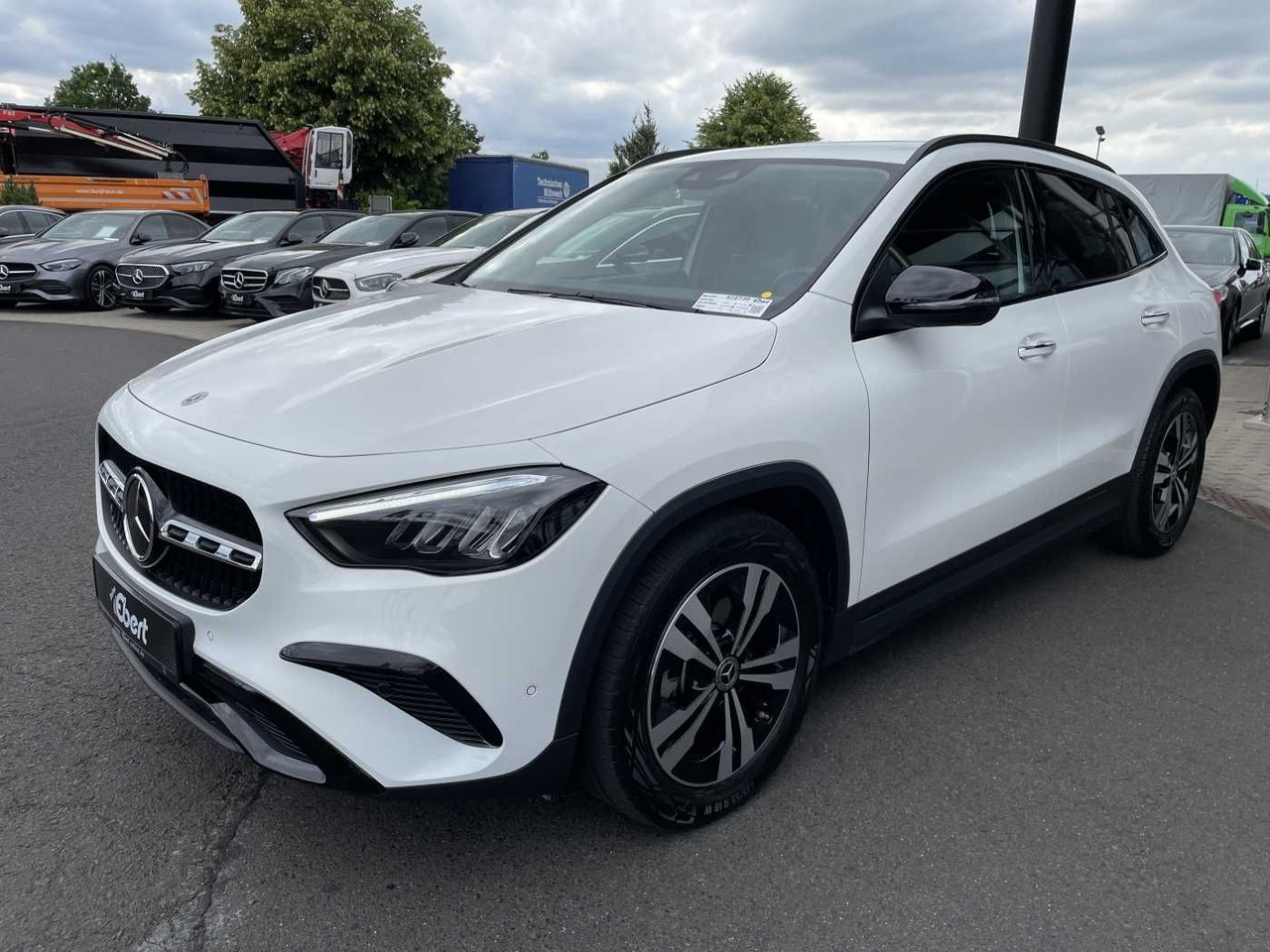 Mercedes-Benz GLA 220 4M 8G Progressive R-Kamera +Distr+Ambien - SUVSUV: slika 2 Mercedes-Benz GLA 220 4M 8G Progressive R-Kamera +Distr+Ambien - SUVSUV: slika 2