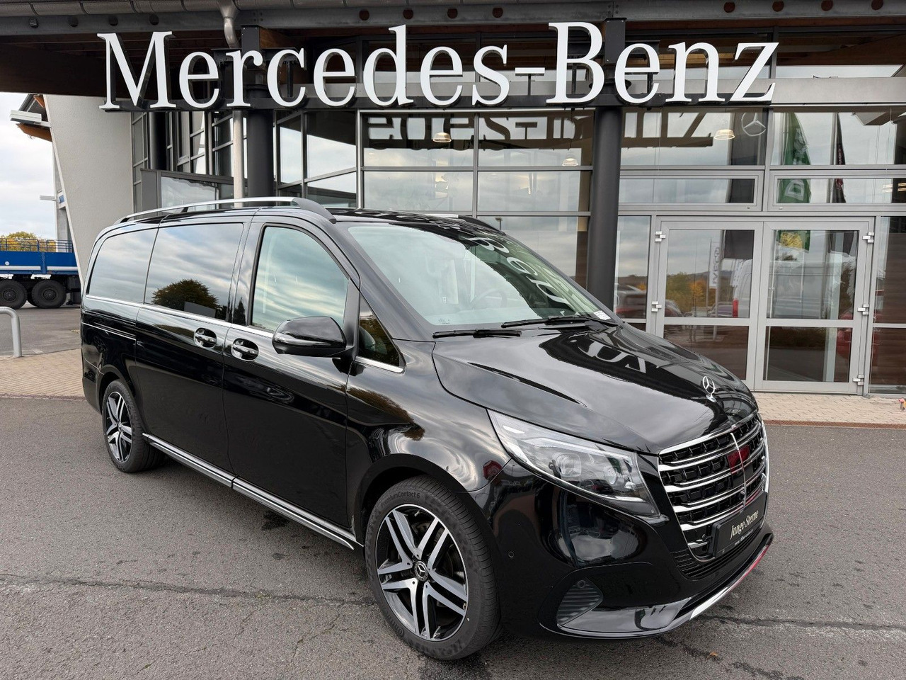 Mercedes-Benz V 300 d 4MATIC EXCLUSIVE Luxus-Sitze AHK2,5to - Putnički kombi: slika 1 Mercedes-Benz V 300 d 4MATIC EXCLUSIVE Luxus-Sitze AHK2,5to - Putnički kombi: slika 1