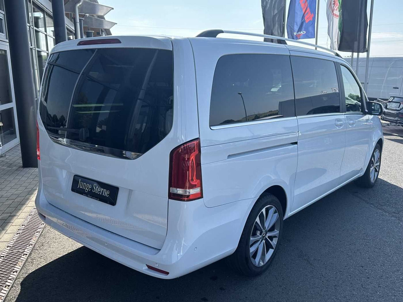 Mercedes-Benz V 300 d AVA ED 6Sitze Burmester 360Kamera el Tür - Putnički kombi: slika 4 Mercedes-Benz V 300 d AVA ED 6Sitze Burmester 360Kamera el Tür - Putnički kombi: slika 4