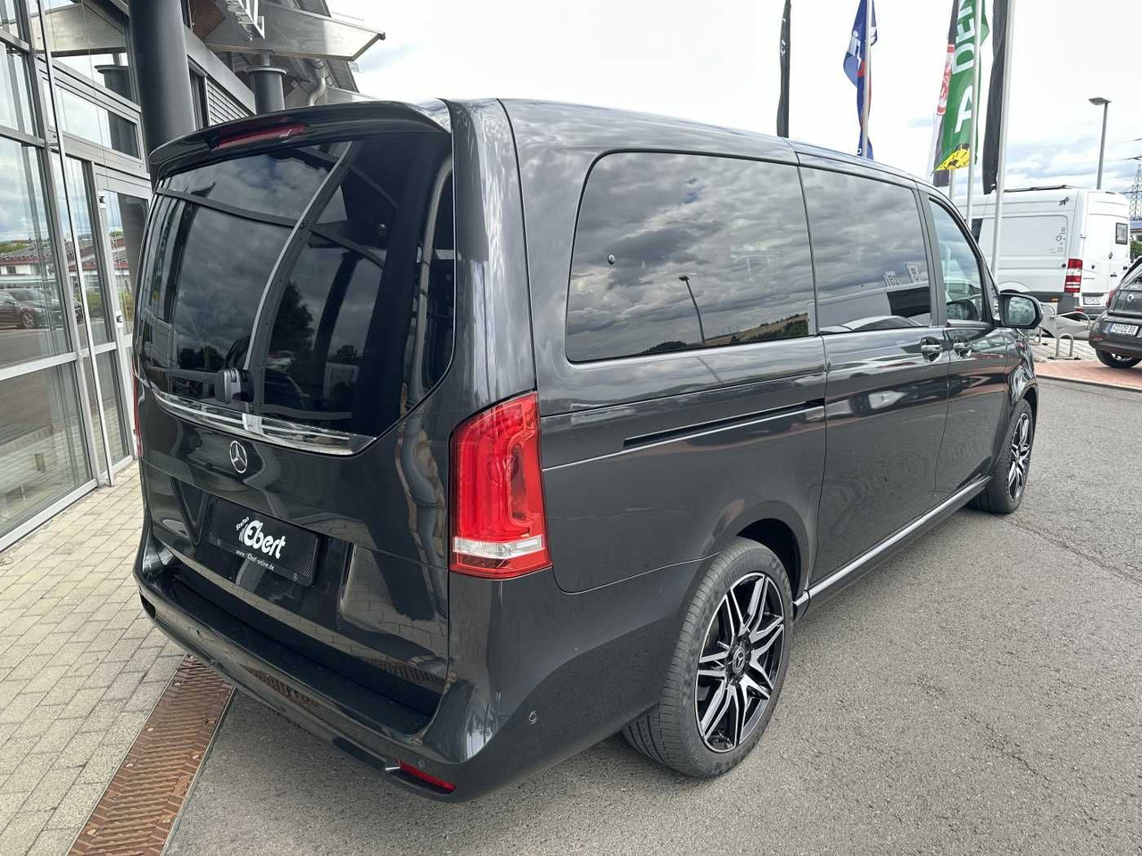 Mercedes-Benz V 300 d EDITION AMG AHK Tisch Leder ILS 7Sitze - Automobil: slika 4 Mercedes-Benz V 300 d EDITION AMG AHK Tisch Leder ILS 7Sitze - Automobil: slika 4