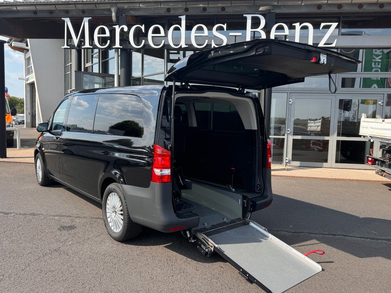 Mercedes-Benz eVito 129 Tourer Behinderten-/Rollstuhlrampe - Putnički kombi, Električno dostavno vozilo: slika 1 Mercedes-Benz eVito 129 Tourer Behinderten-/Rollstuhlrampe - Putnički kombi, Električno dostavno vozilo: slika 1