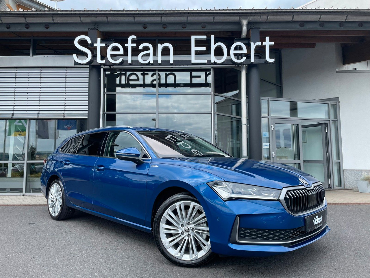 Skoda Superb Combi 2.0 TDI 4x4 L&K HUD+360°+AHK+Pano - Automobil: slika 1 Skoda Superb Combi 2.0 TDI 4x4 L&K HUD+360°+AHK+Pano - Automobil: slika 1