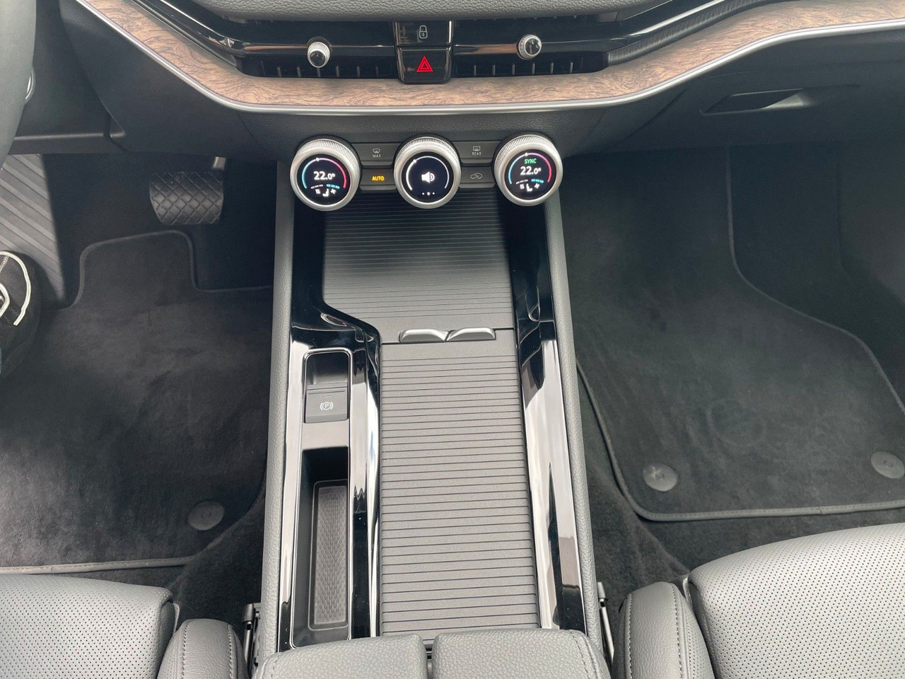 Karavan Skoda Superb Combi 2.0 TDI 4x4 L&K HUD+360°+AHK+Pano: slika 26