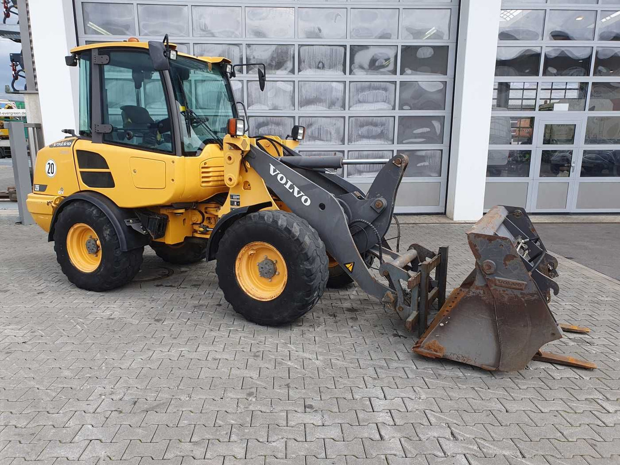Volvo L25F / Klappschaufel (4in1) + Gabel / 3.401h - Utovarivač točkaš: slika 2 Volvo L25F / Klappschaufel (4in1) + Gabel / 3.401h - Utovarivač točkaš: slika 2