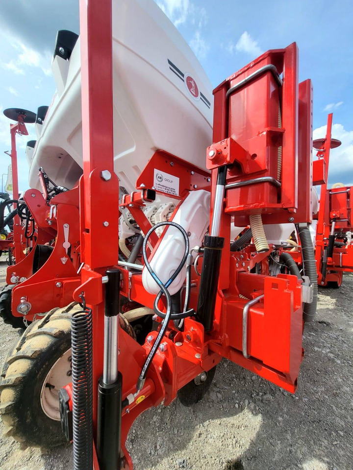 Ozdoken six-row pneumatic precision seeder, VPKT-DG6, PVC fertiliser tank - on stock - Mašina za preciznu setvu: slika 4 Ozdoken six-row pneumatic precision seeder, VPKT-DG6, PVC fertiliser tank - on stock - Mašina za preciznu setvu: slika 4