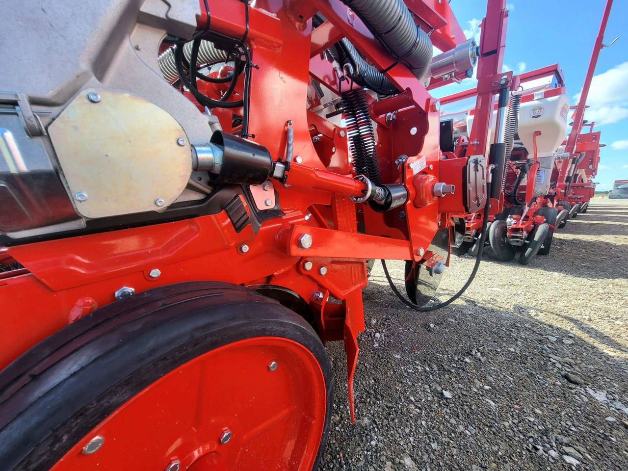 Six-row pneumatic precision seeder with depth fertilization Ozdoken VPKT-DG6 - Mašina za preciznu setvu: slika 3 Six-row pneumatic precision seeder with depth fertilization Ozdoken VPKT-DG6 - Mašina za preciznu setvu: slika 3