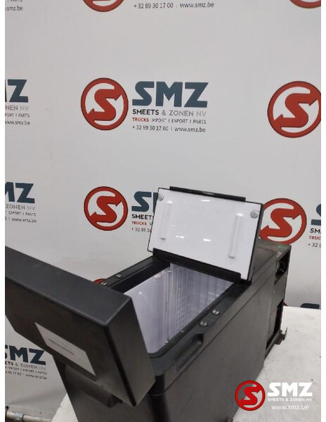 Iveco Occ koelkast Iveco - Kabina i enterijer za Kamion: slika 3 Iveco Occ koelkast Iveco - Kabina i enterijer za Kamion: slika 3