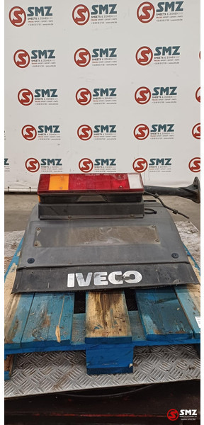 Iveco Occ spatbord + spatbordsteun achteraan links Iveco - Karoserija i eksterijer za Kamion: slika 2 Iveco Occ spatbord + spatbordsteun achteraan links Iveco - Karoserija i eksterijer za Kamion: slika 2
